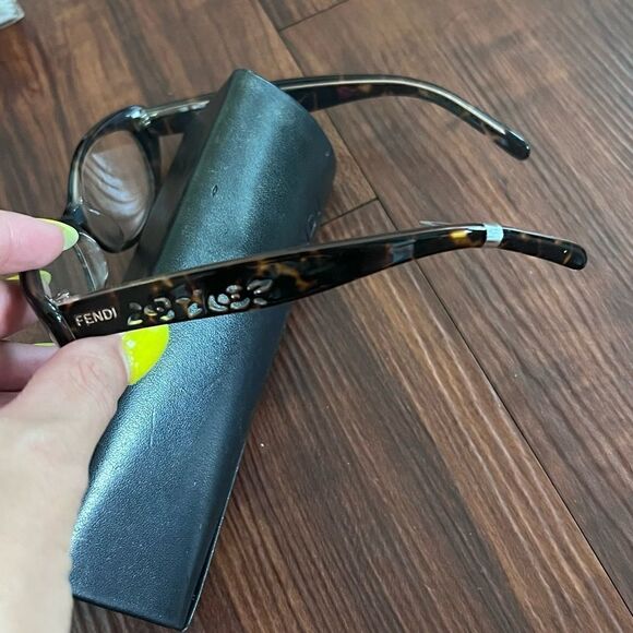 Tortoise Fendi Frames - NEW - Comes w Original Case and Cleaning Cloth Unopened - Picture 3 of 6